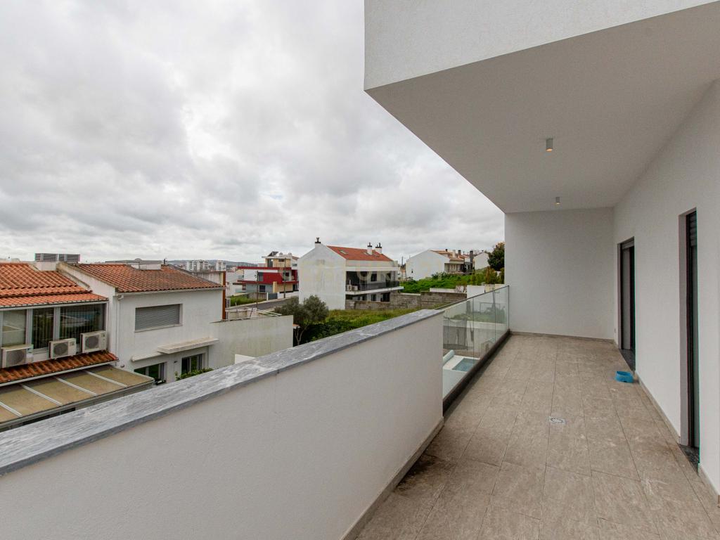 Moradia Independente T3 com piscina construção semi-nova  (Granjas Novas/ Ramada) - Image 5