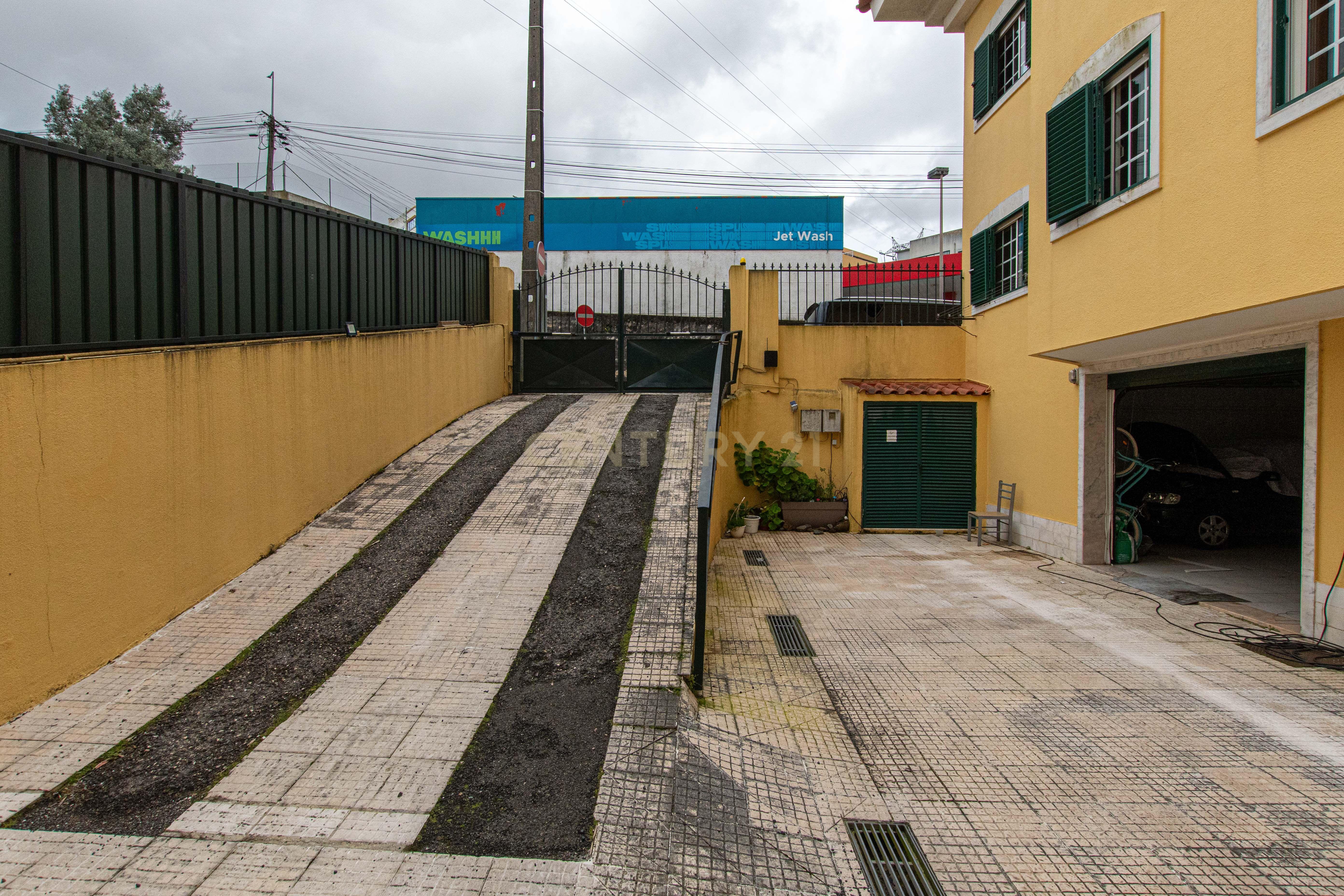 Moradia T3 + 2 com garagem (A-da-Beja/ Amadora)   - Image 3