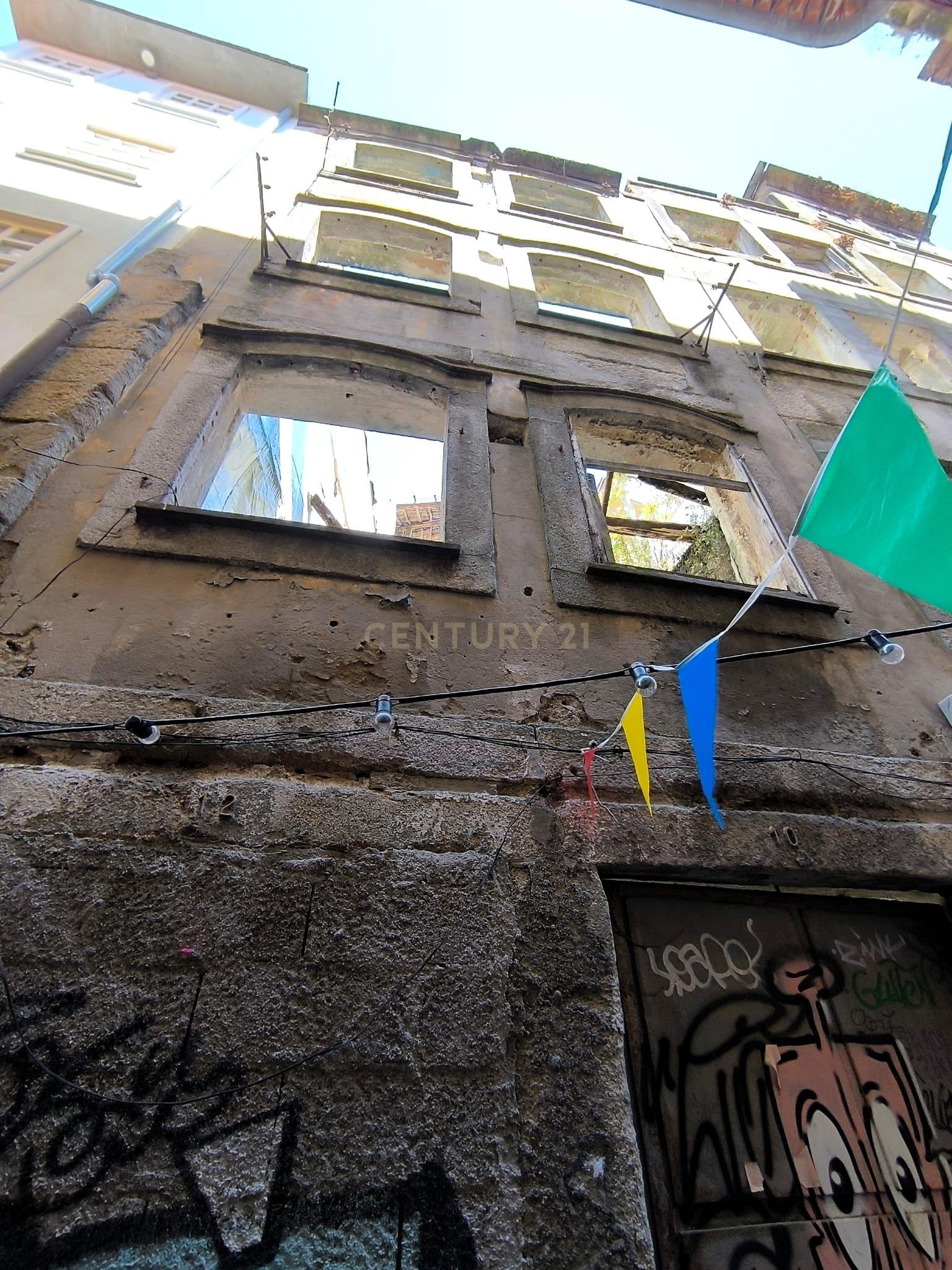 Fotografia 11 de Edifício típico no Porto entre a Sé e a Mouzinho da Silveira para reconstrução