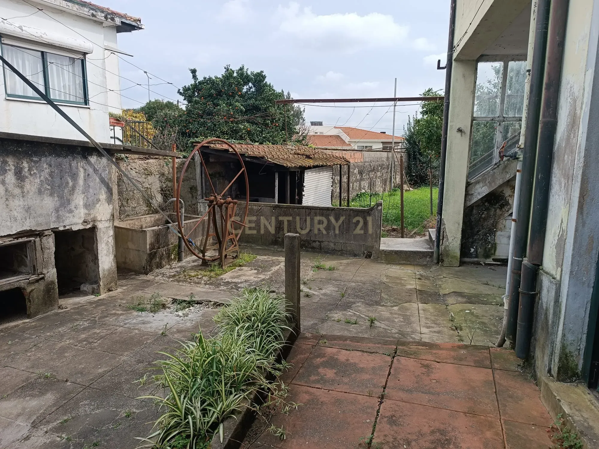 Moradia bifamiliar com cinco quartos, terreno e água para reconstrução no coração da Cidade da Maia, em Gueifaes - Image 34