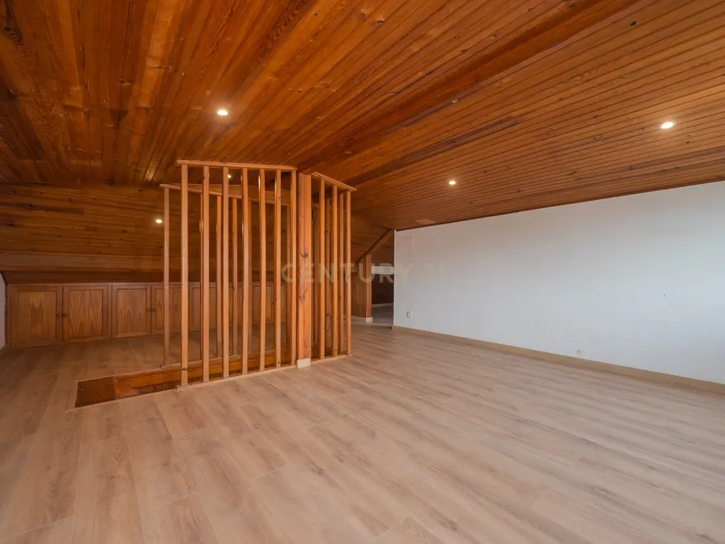 Moradia T3 + 1 Renovada com Jardim e Piscina em Penha de França, Lisboa - Image 60