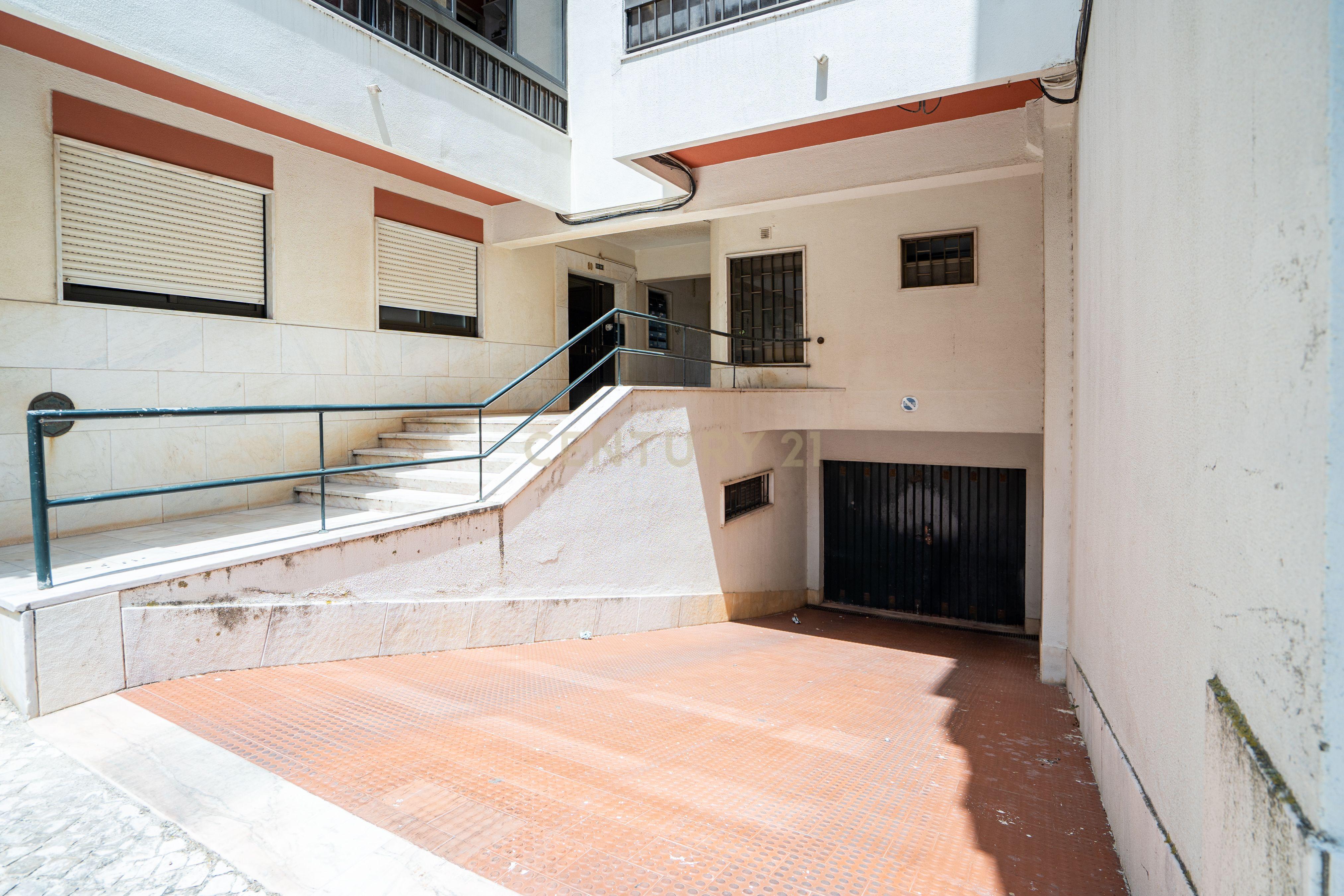 Fotografia 4 de Fantástico Apartamento T2 Transformado em T3 na Parede – Próximo da Praia com estacionamento