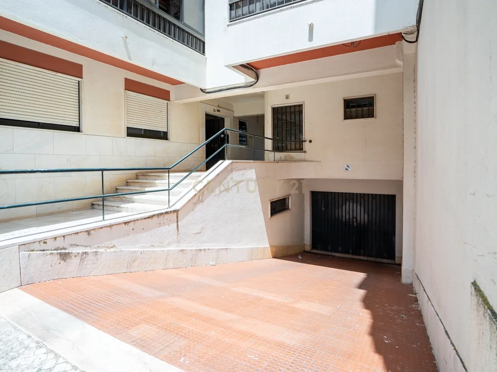 Fantástico Apartamento T2 Transformado em T3 na Parede – Próximo da Praia com estacionamento - Image 4