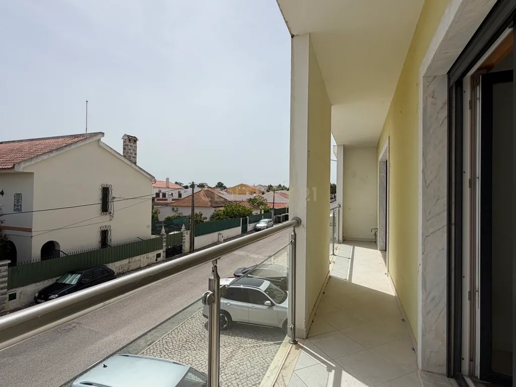 Apartamento T3 com Duas Varandas e Arrecadação, no Pinhal Novo - Image 5
