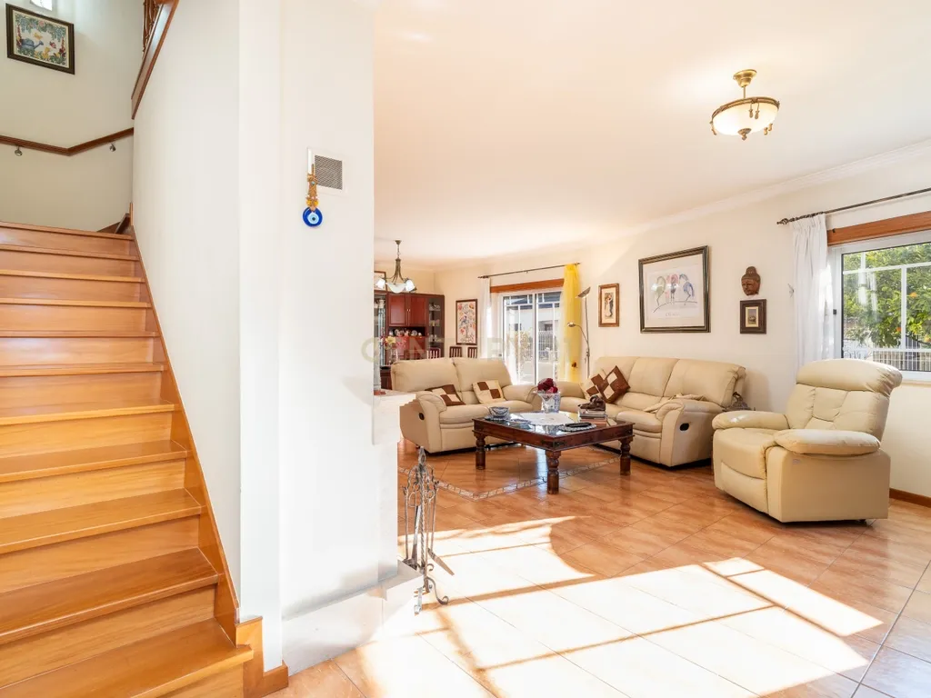 Moradia T4 com sótão versátil e excelentes acessos – uma oportunidade única - Image 21