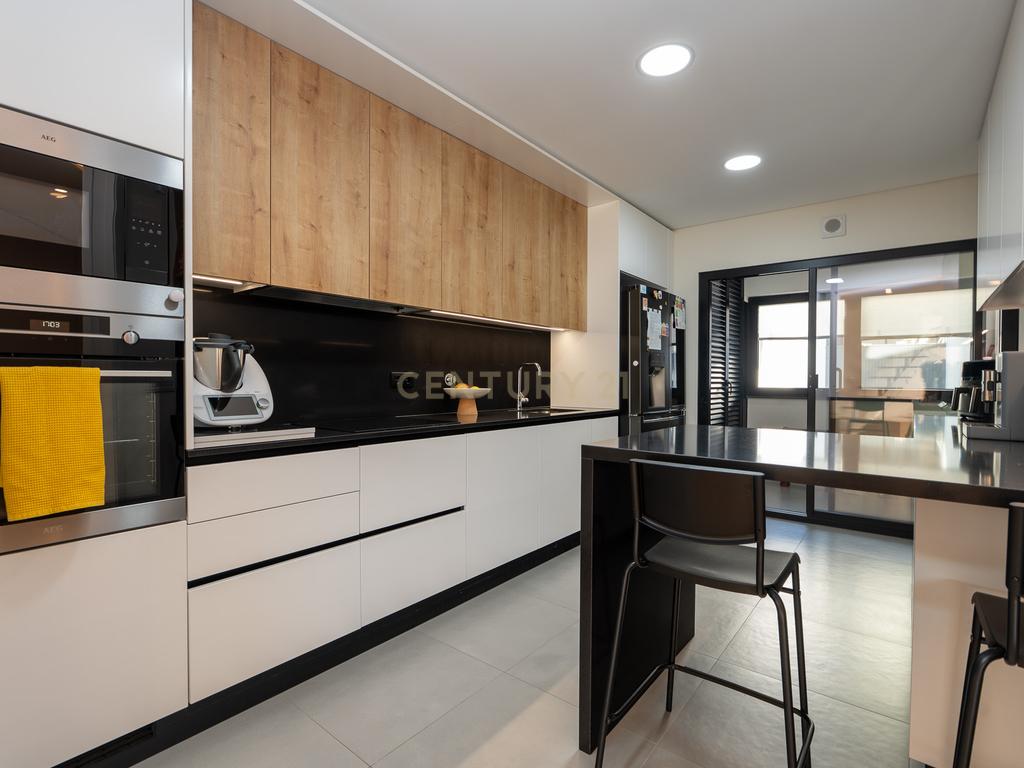 Apartamento T3+1 duplex, com terraço e estacionamento, no centro da cidade de Torres Vedras - Image 17