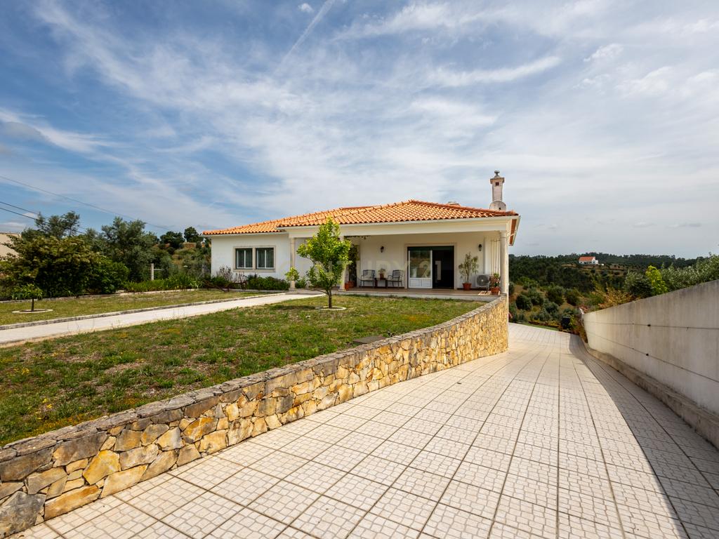 Moradia de Luxo com Vista Panorâmica sobre o Castelo do Bode e Piscina Privada - Image 18