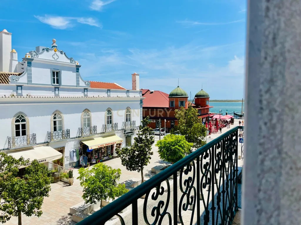Apartamento T3 na Baixa de Olhão – Localização privilegiada junto à Praça da Floripes e Mercados Municipais - Image 1