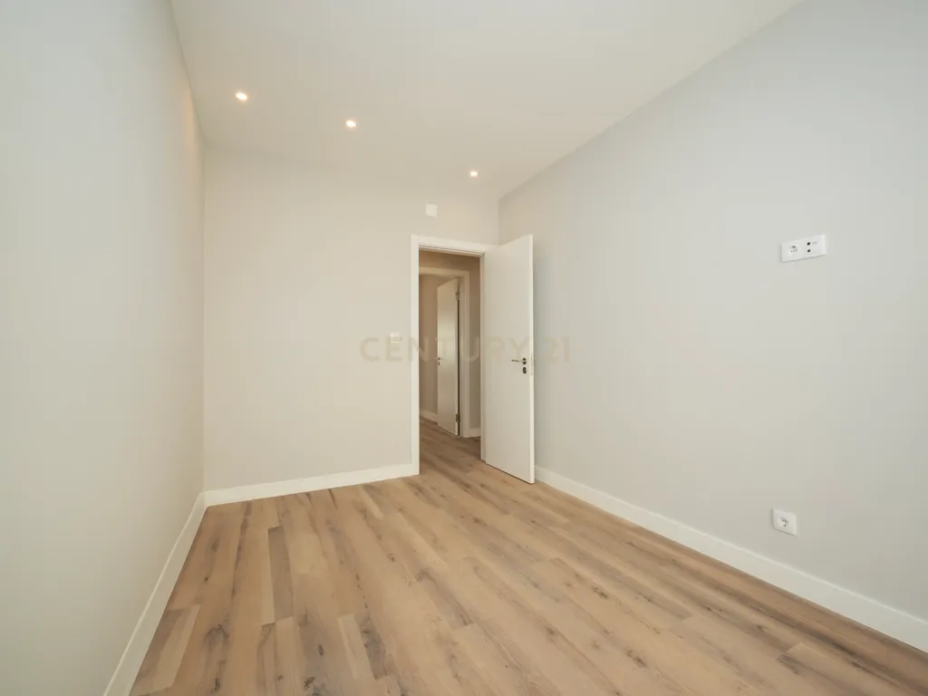 Apartamento T2 Totalmente Renovado em Queluz – Pronto a Habitar! - Image 12
