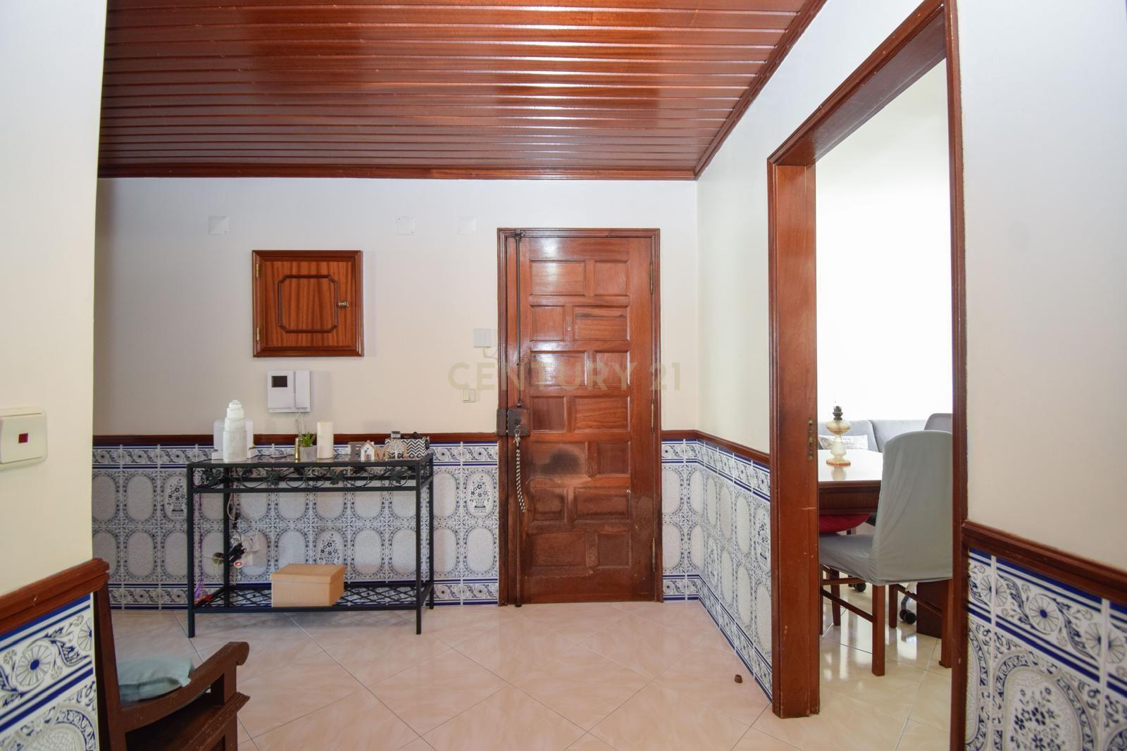 Fotografia 10 de T2 em Carnaxide com Varanda e Garagem Box