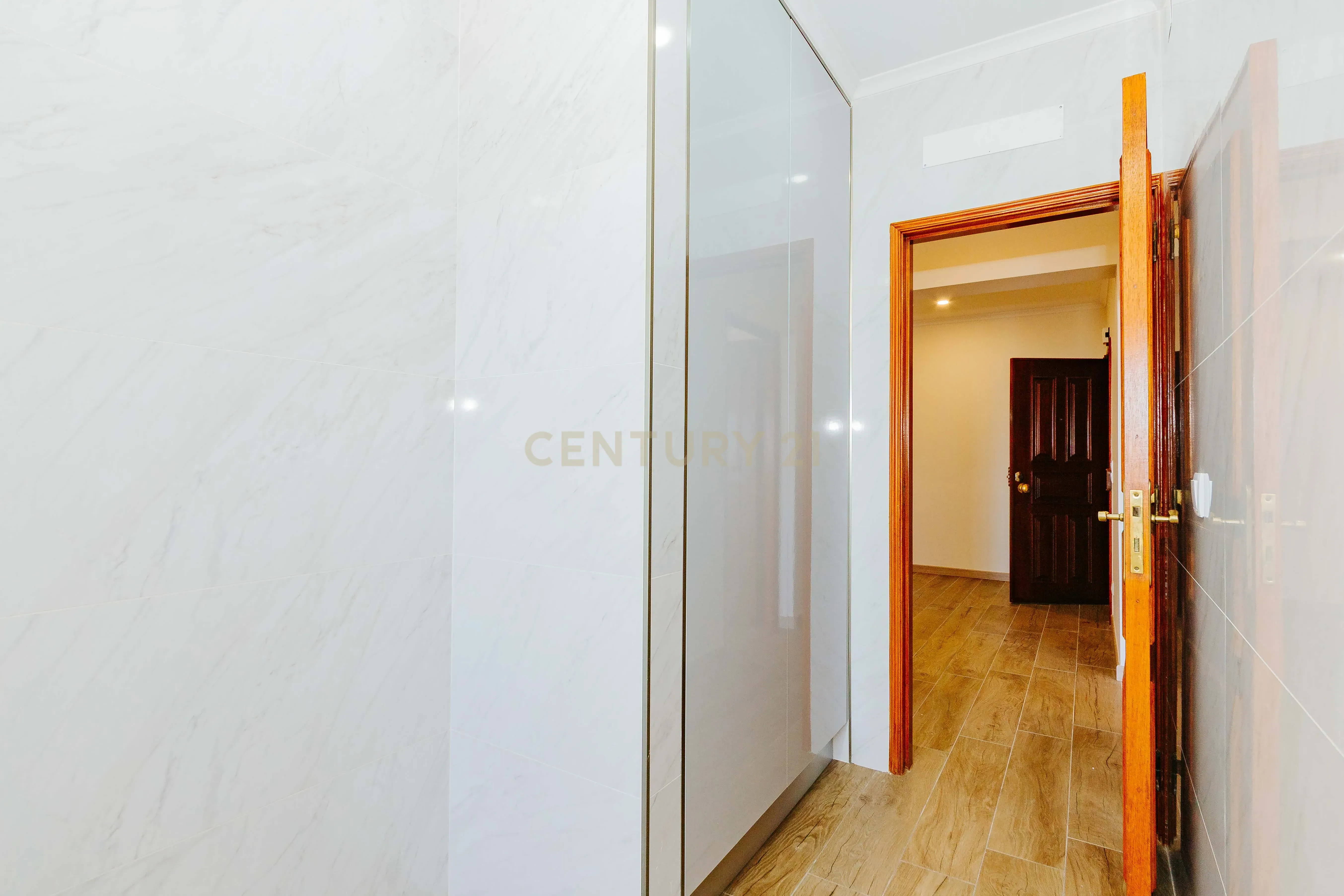 Apartamento T3 Renovado com Vista Rio em Santa Apolónia – Viva no Coração de Lisboa - Image 22