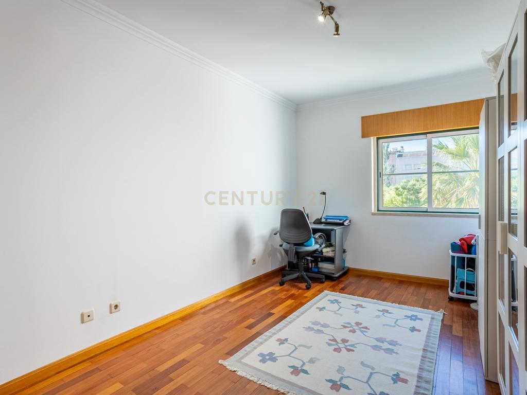 Apartamento T3 em Prior Velho com garagem - Image 17