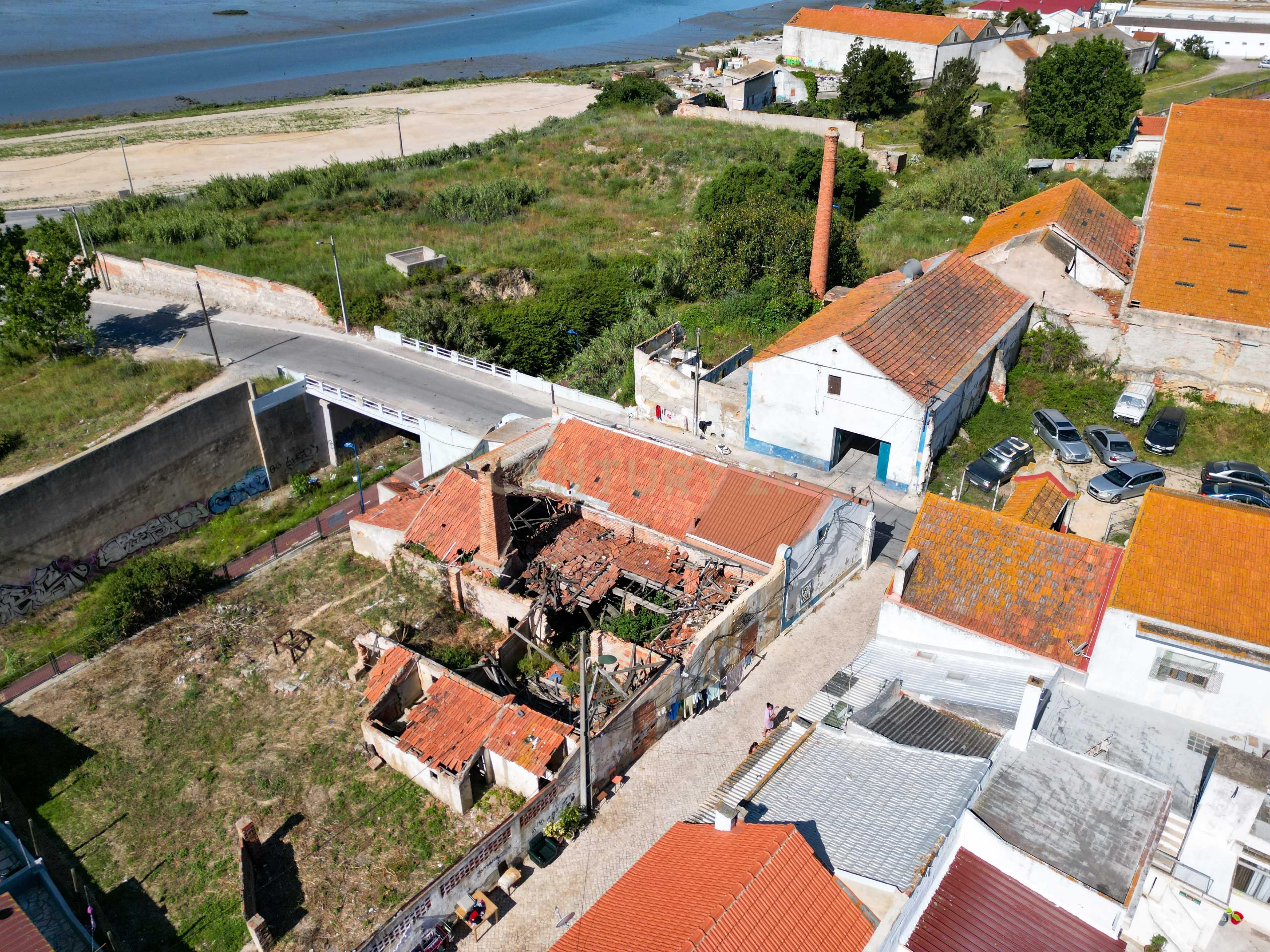 Montijo - Moradia para reconstruir área total de 558 m2. Vista Rio - Image 9