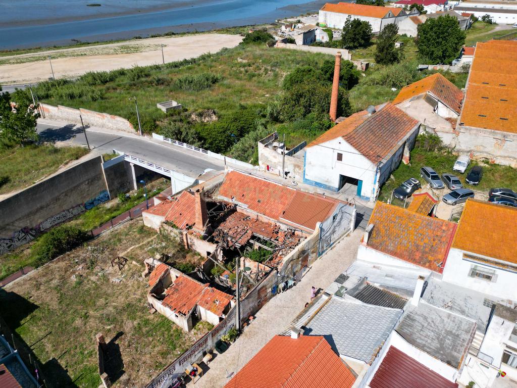 Montijo - Lote para construção de prédio com 3 andares com 558 m2. Vista Rio - Image 10