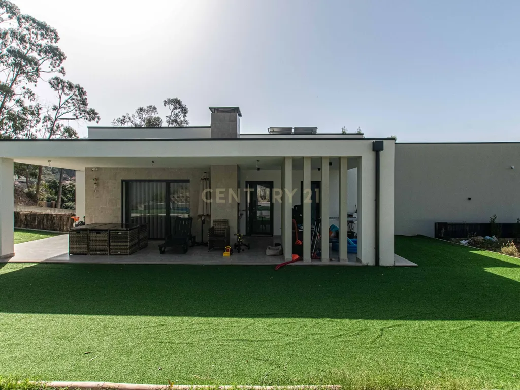 Moradia T4 semi-nova com Piscina, Garagem + Parcela de Terreno Rústico e Vista Serra | Salgueiro, Pombal - Image 10