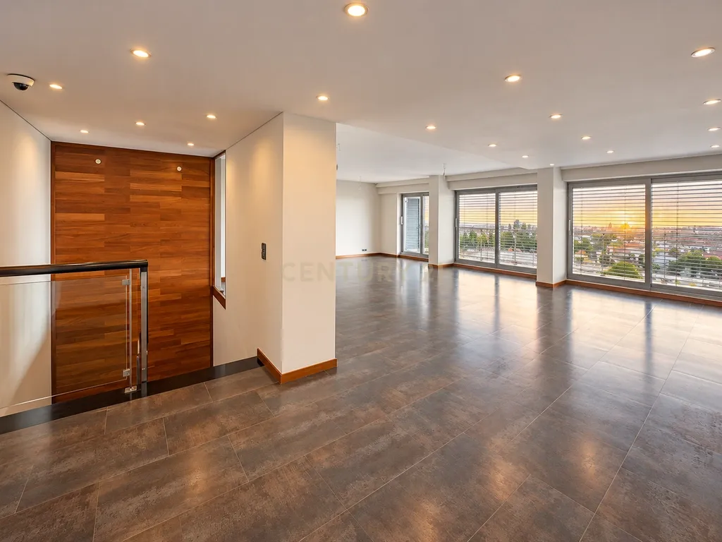 T5+1 Duplex em Linda-a-Velha com 291 m² úteis, 5 estacionamentos e vista panorâmica - Image 1