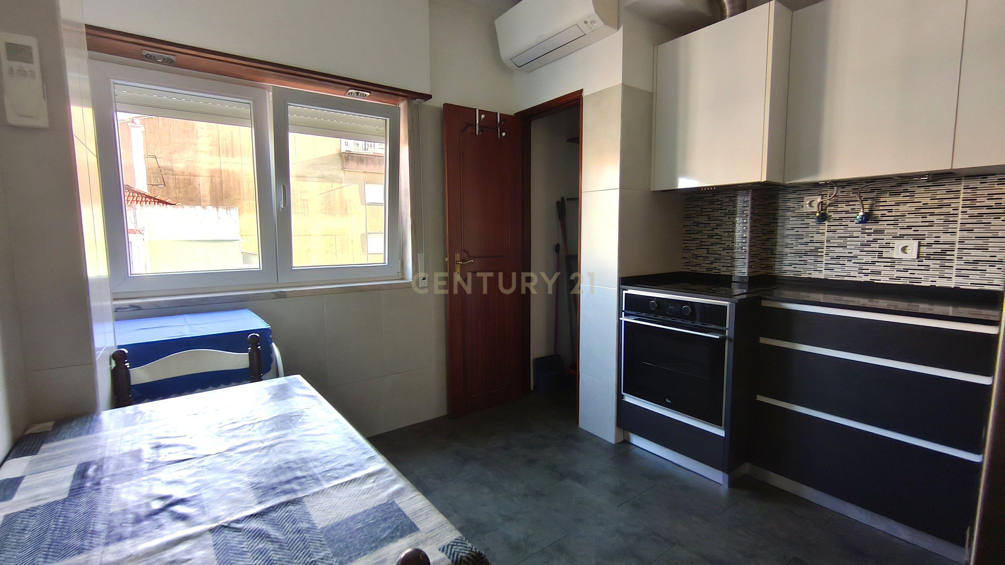 Fotografia 6 de Apartamento T2 Mobilado com Varanda e Garagem