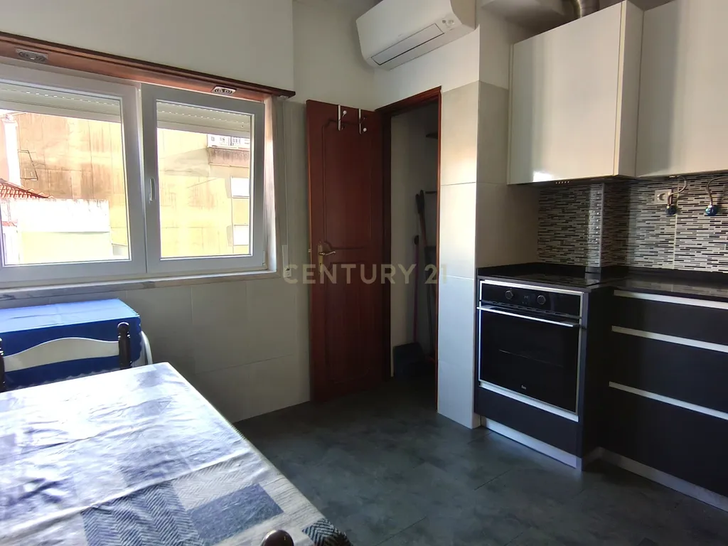 Apartamento T2 Mobilado com Varanda e Garagem - Image 6
