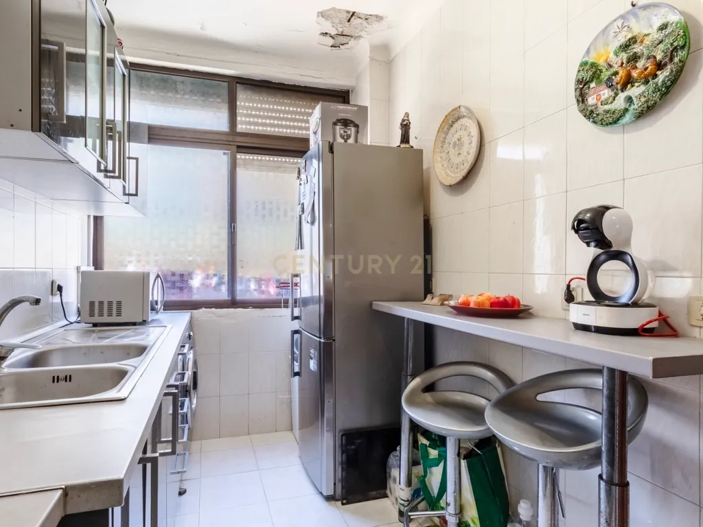 T2 com Potencial no Coração de Cacilhas Prático, Central e com o Charme da Tradição - Image 14