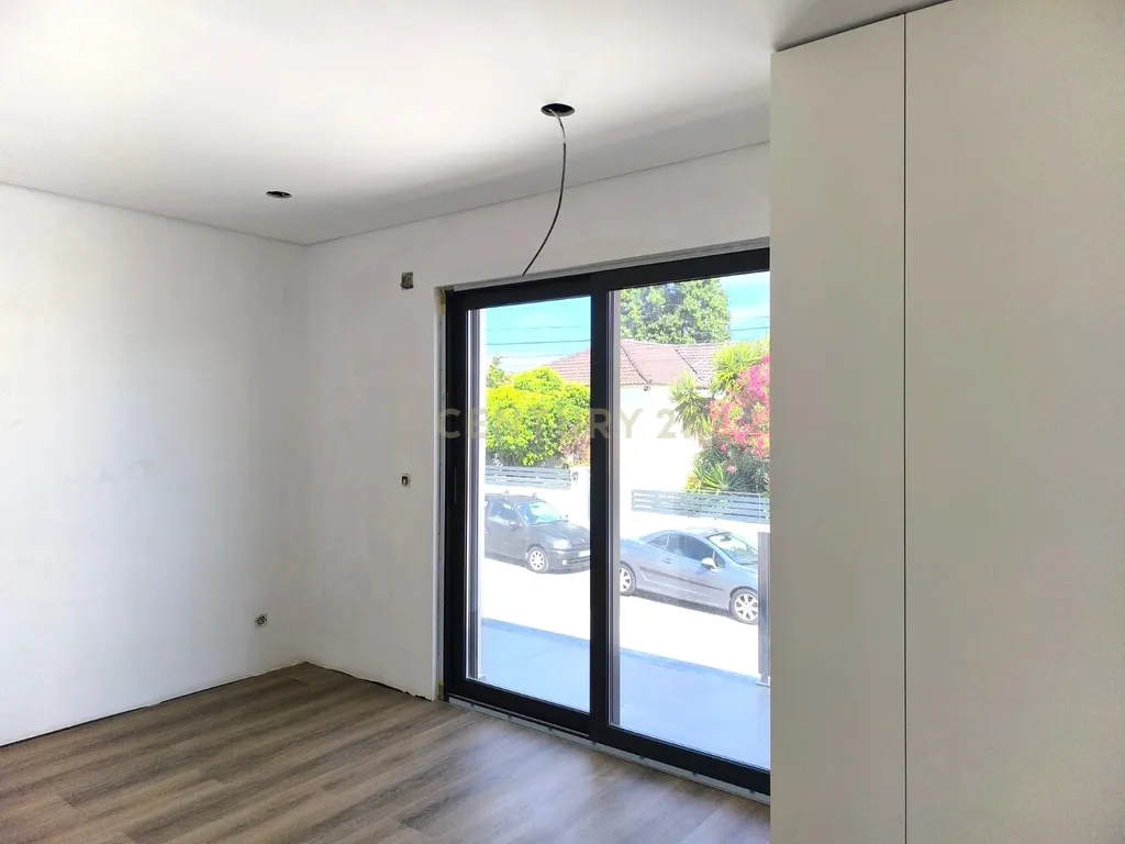 MORADIA CONTEMPORÂNEA T3+1 COM PISCINA NA CHARNECA DA CAPARICA – A 5 MINUTOS DA PRAIA! - Image 13