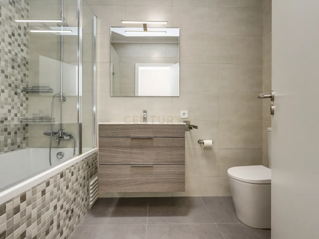 T3 RENOVADO COM VARANDAS E PARQUEAMENTO, EM ALMADA - Image 20