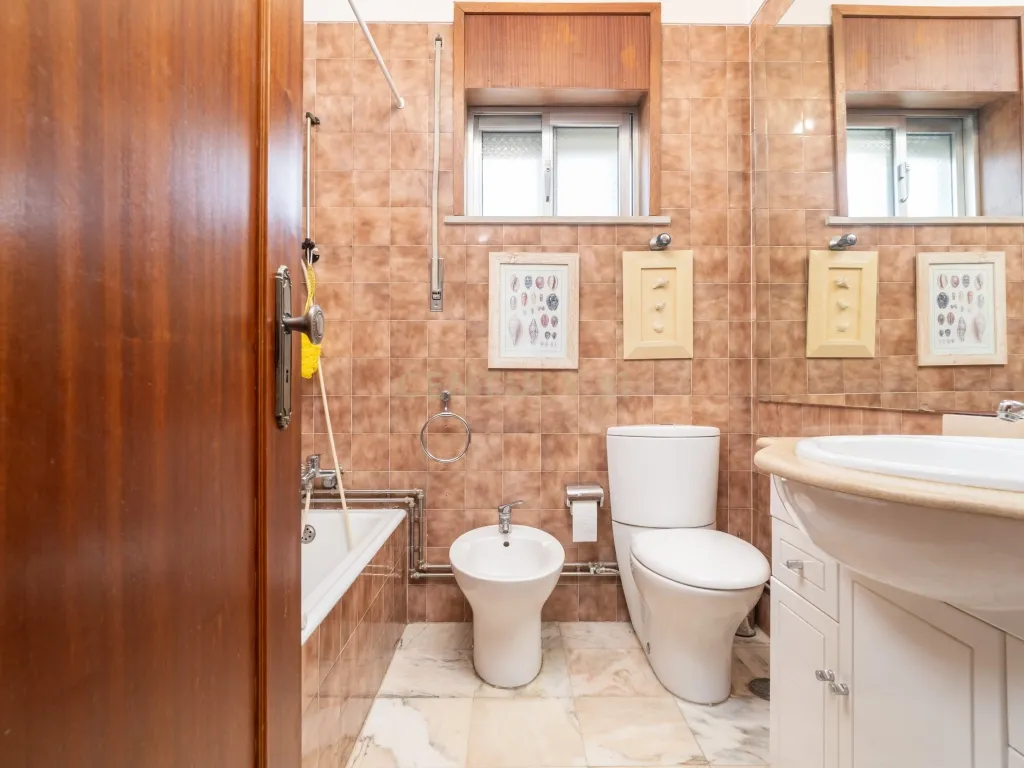 Apartamento T4 transformado em T3, com Arrecadação e Garagem – Rua Alves Redol, Porto - Image 29
