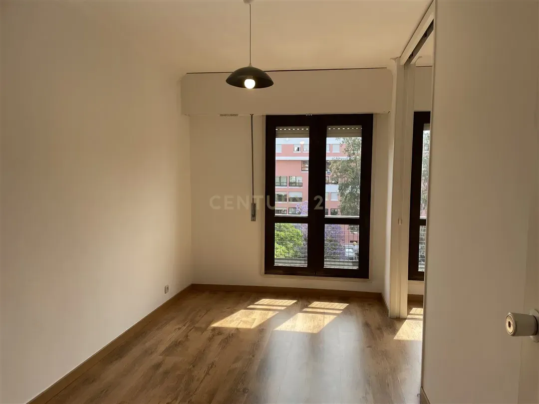 Apartamento T3 Duplex em Telheiras – 104 m², Estacionamento e Arrecadação - Image 19