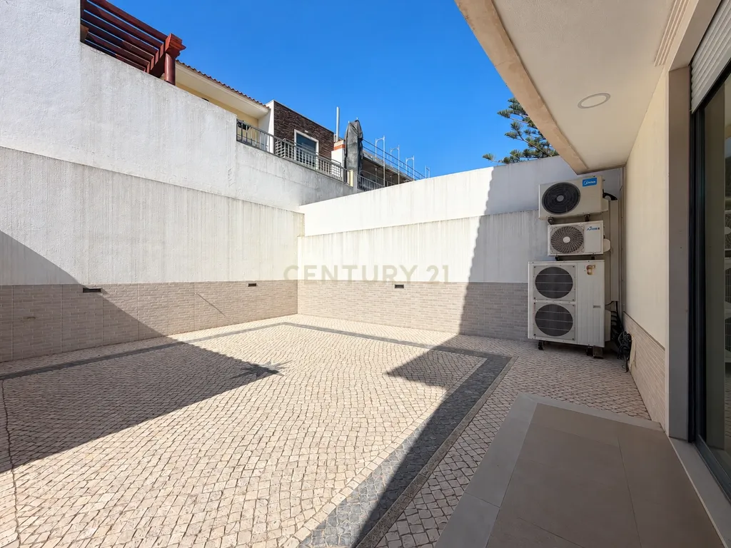 Moradia T4 com Sótão Aproveitado, Garagem e 247 m² de Construção | Santa Iria de Azóia - Image 58
