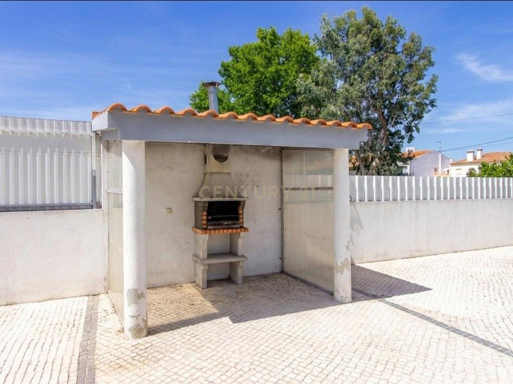 Moradia em Banda T3 com Sótão Aproveitado e Espaço Exterior – Casal Bolinhos, Azeitão - Image 20