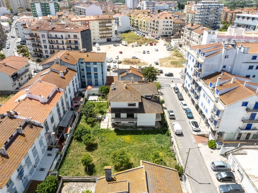 Excelente Moradia T7 no Carregado Inserida num generoso lote de 1.060m². - Image 14