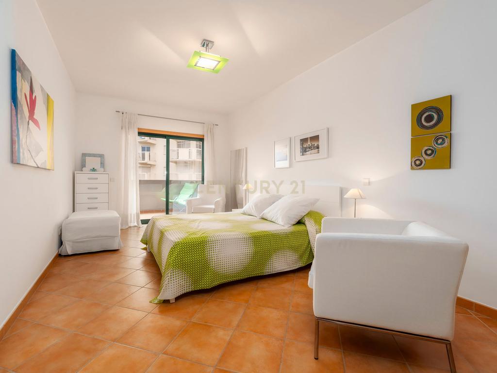 Apartamento T1 | Vista mar | Piscina | Estacionamento | Praia 100mt | Armação de Pera | Algarve - Image 9