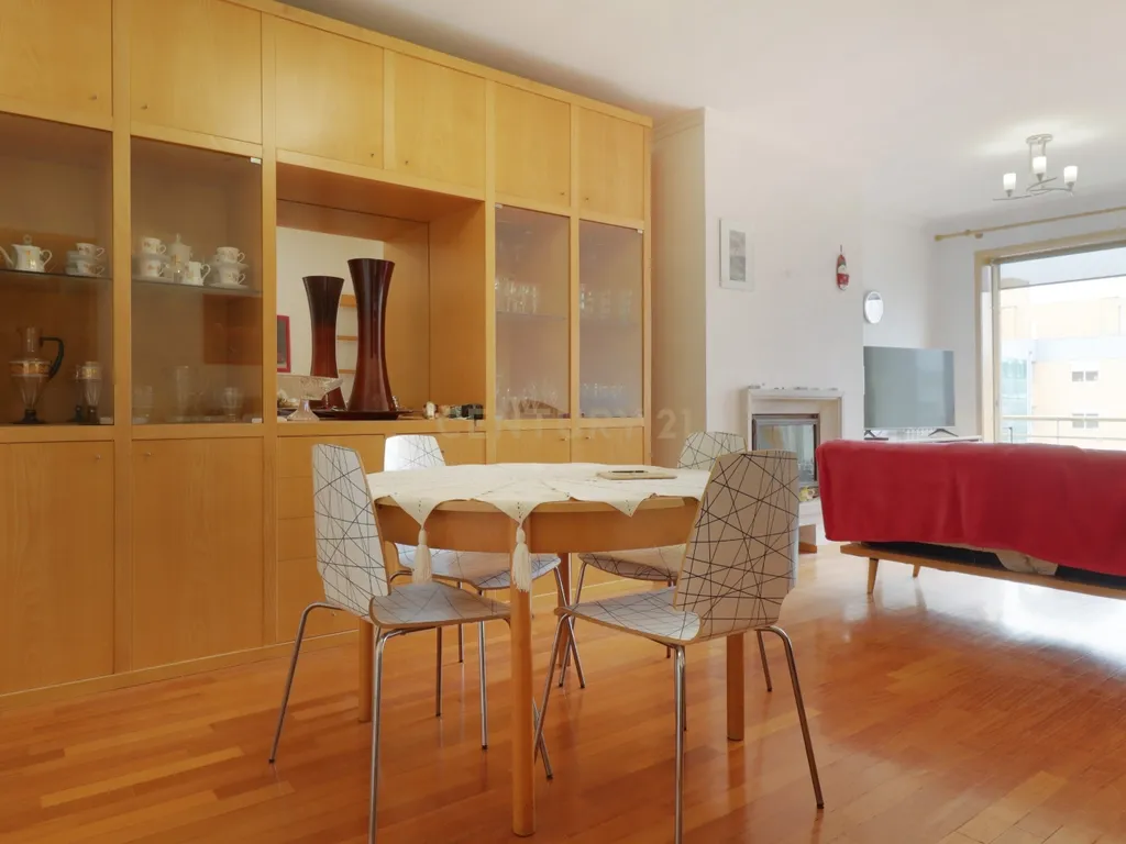 Apartamento T3 Caulinos, 2 Lugares de Garagem e Arrumos - Image 4