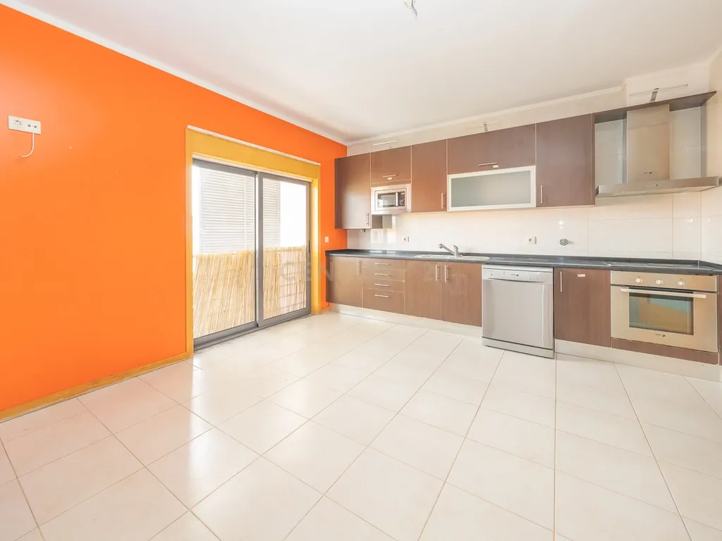 Apartamento T3 com Duas Varandas e Dois Lugares de Estacionamento, na Vila Serena, Pinhal Novo - Image 10