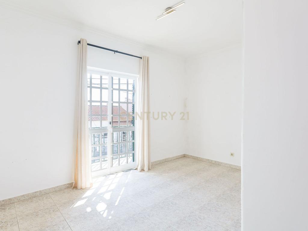 Moradia T3 com Garagem, Espaço Exterior e Sótão Aproveitável na Quinta do Conde - Image 28