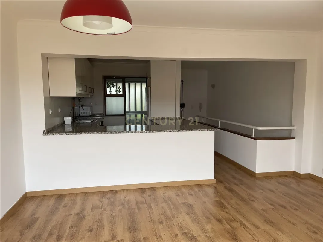 Apartamento T3 Duplex em Telheiras – 104 m², Estacionamento e Arrecadação - Image 6