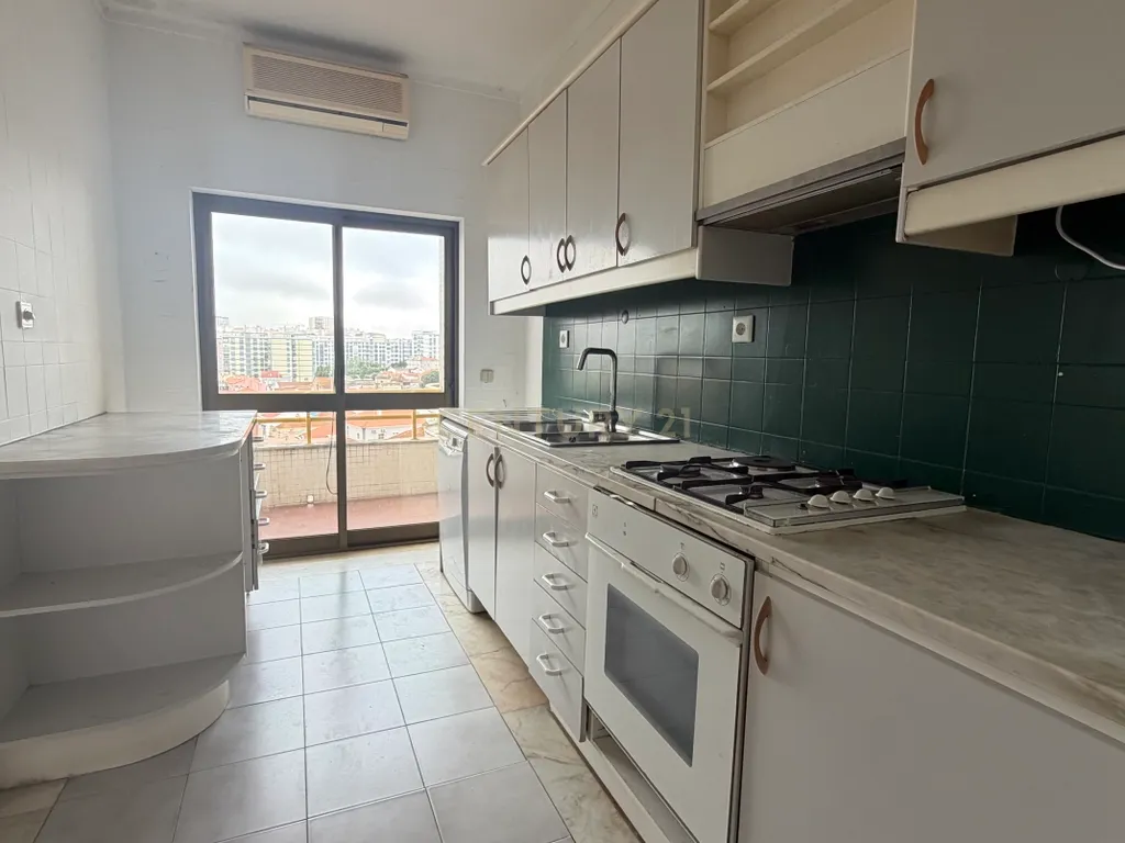 Apartamento T3 com Varandas e Vista Panorâmica no Bonfim, em Setúbal - Image 9
