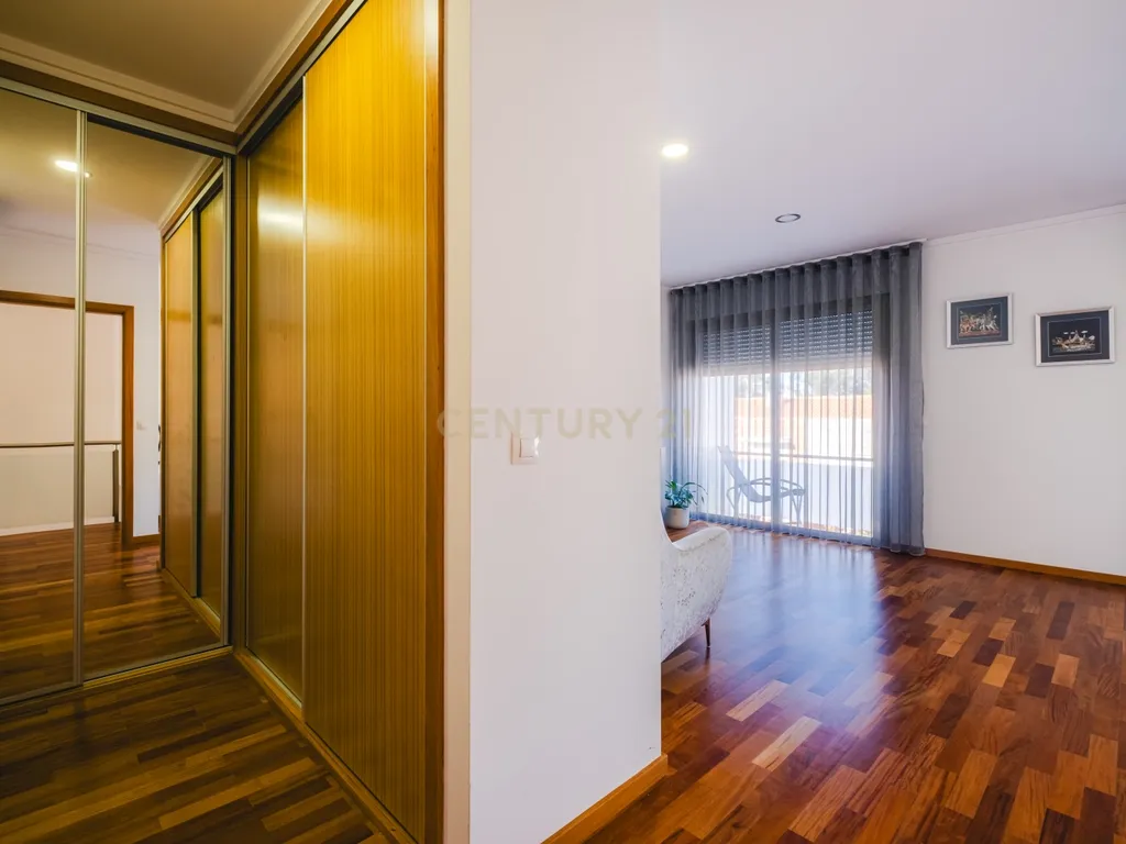 Moradia T4 com 255 m², Suíte Generosa, Jardim e Garagem para 3+ Viaturas | Astromil, Paredes - Image 23