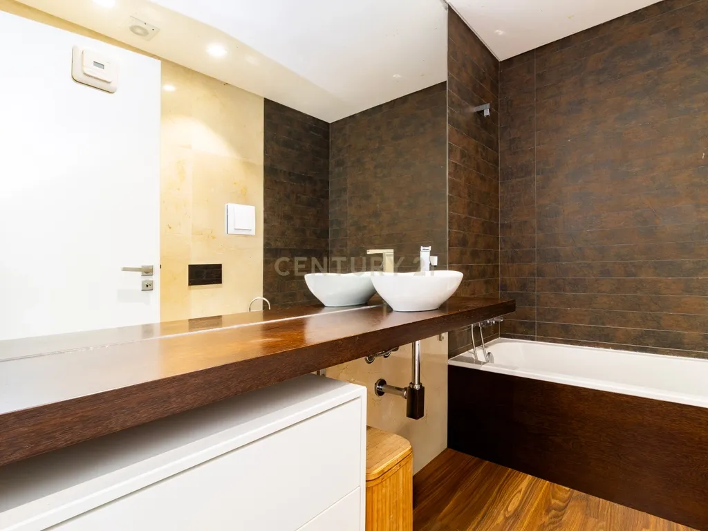Casa de Luxo com Jardim Piscina e Jacuzzi na Marinha Grande - Image 31