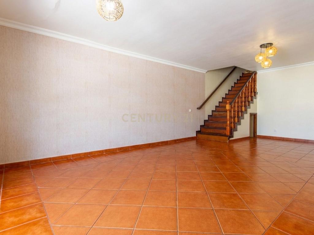 Moradia em Banda T3 com Sótão Aproveitado e Espaço Exterior – Casal Bolinhos, Azeitão - Image 8