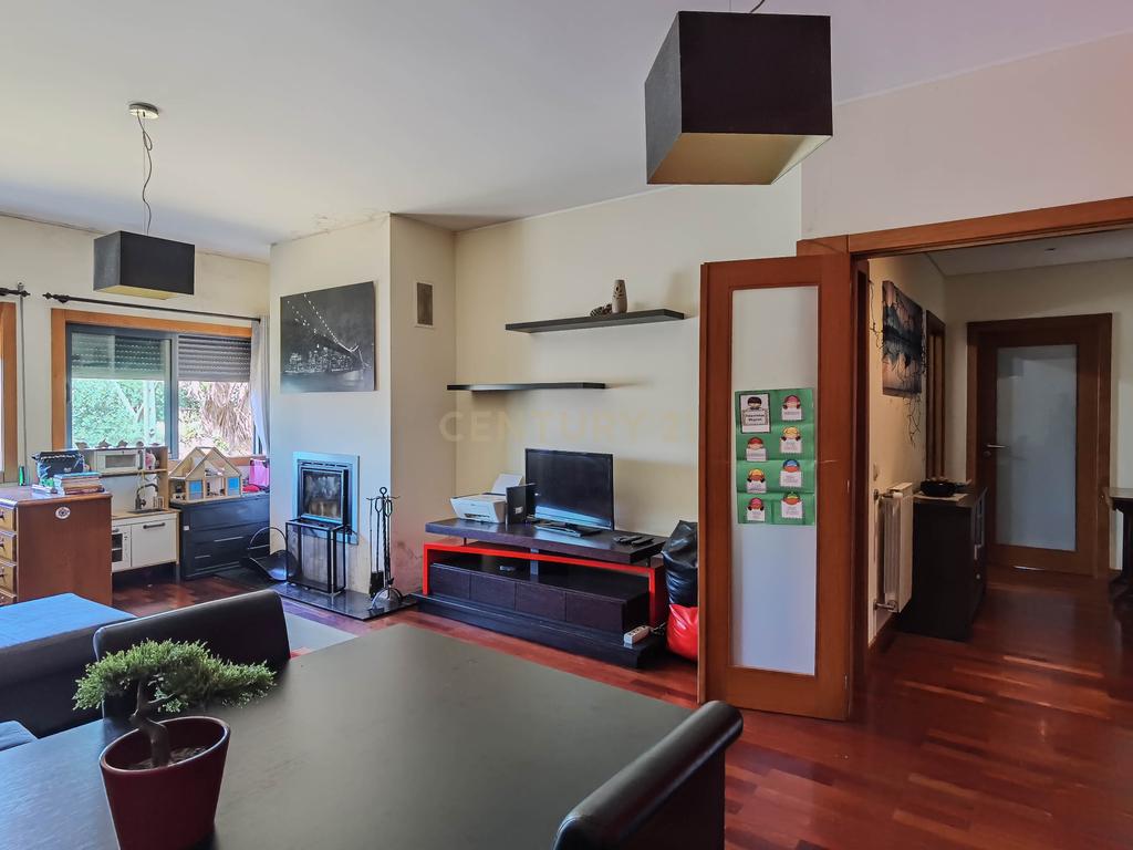 Apartamento T2 com Garagem e Arrumos — Coronado, São Mamede - Image 25