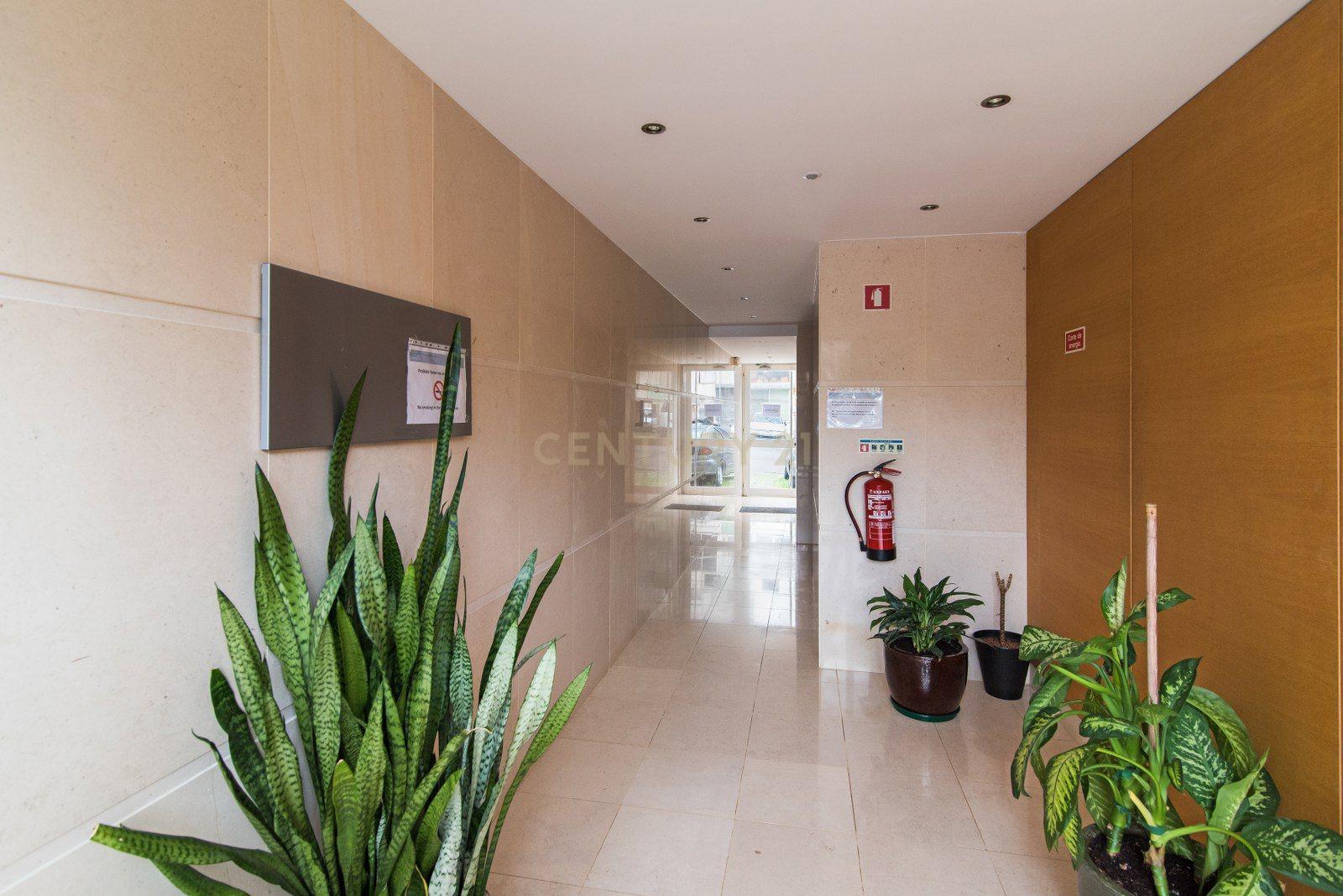 T2 com Garagem | 450 m do Metro - Image 19