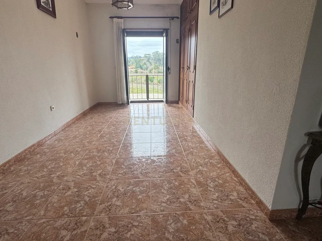 Espetacular Moradia T4 com Jardim e Vista Campestre em Alenquer - Image 34