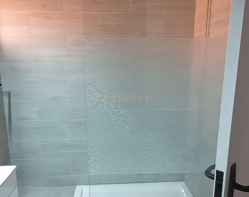 NÃO PERCA ESTA GRANDE OPORTUNIDADE! FANTÁSTICO APARTAMENTO T1 ESPAÇOSO TOTALMENTE REMODELADO EM CONDOMINIO FECHADO COM AMPLA VARANDA, PISCINA, RECEPÇÃO E SEGURANÇA 24H A PASSOS DA PRAIA! - Image 13