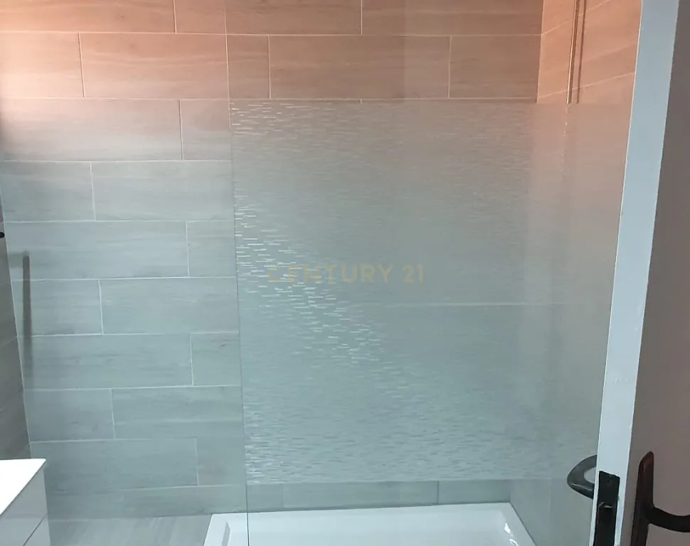 NÃO PERCA ESTA GRANDE OPORTUNIDADE! FANTÁSTICO APARTAMENTO T1 ESPAÇOSO TOTALMENTE REMODELADO EM CONDOMINIO FECHADO COM AMPLA VARANDA, PISCINA, RECEPÇÃO E SEGURANÇA 24H A PASSOS DA PRAIA! - Image 13