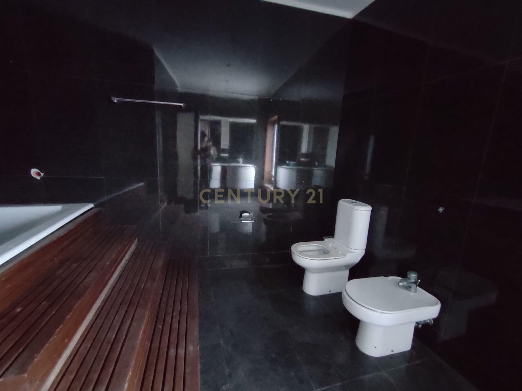 Moradia T5 com piscina a 50 metros da praia e da Avenida dos Banhos na Póvoa de Varzim - Image 32