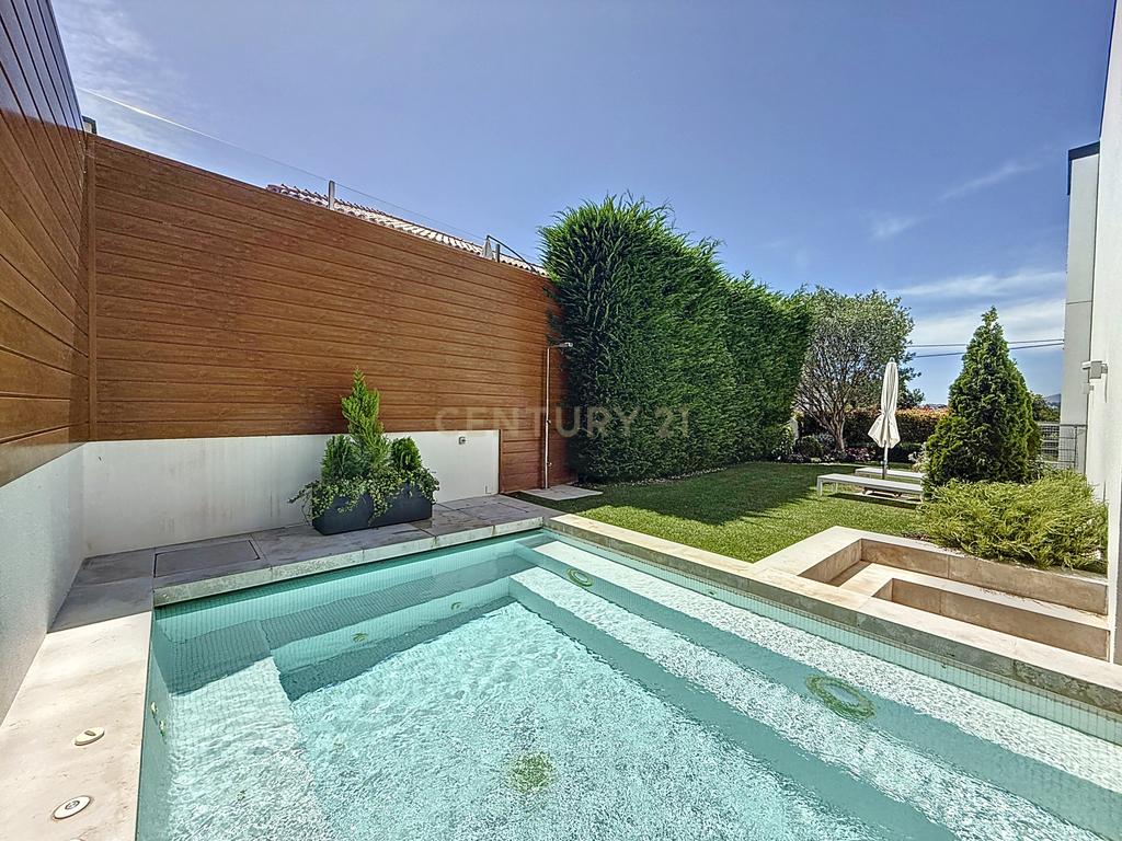 Luxuosa Moradia T3 com Vista Mar em S. Pedro do Estoril, Parede - Image 10