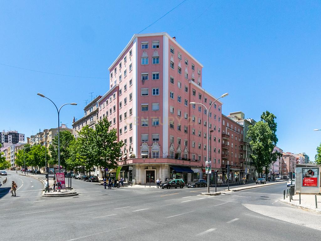 Apartamento T3 renovado para arrendamento na Avenida de Roma com elevador - Image 17