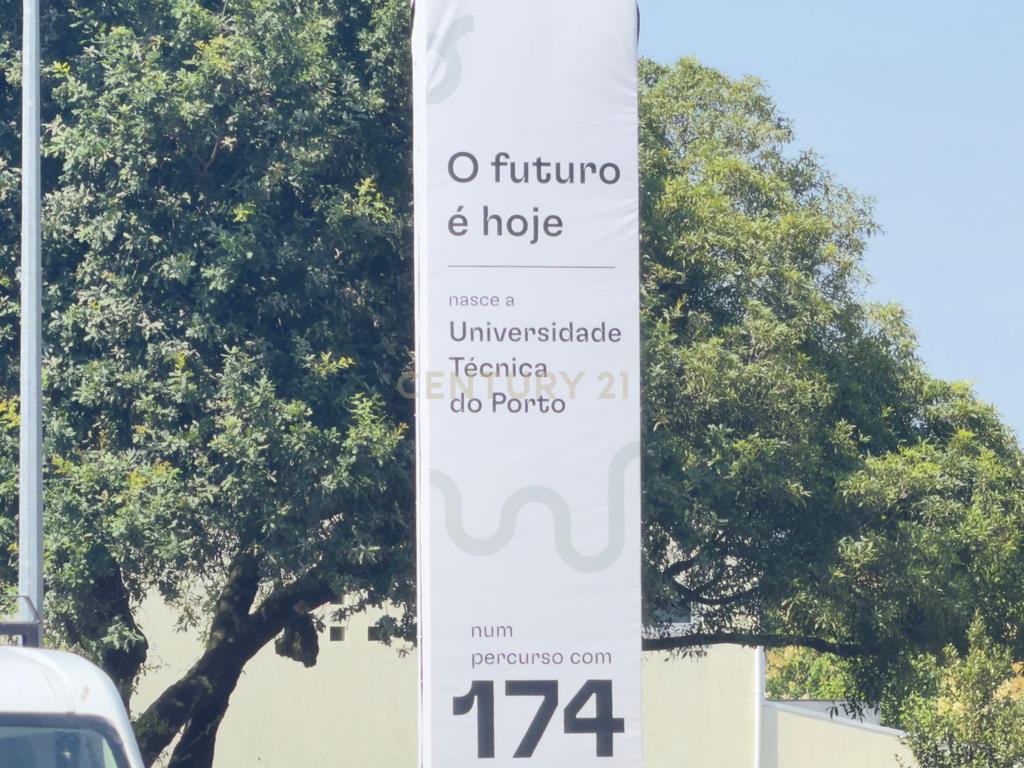 Moradia T3 Térrea para Remodelação | Excelente Oportunidade de Investimento junto ao Hospital de São João - Image 26
