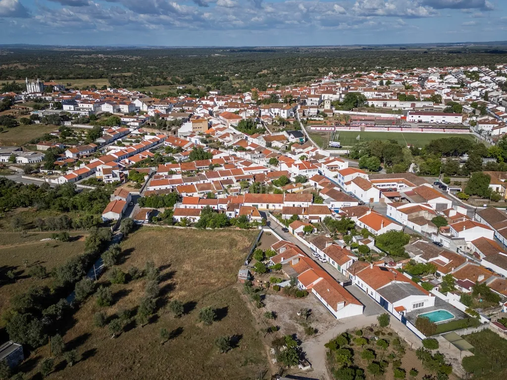 Moradia T2 Premium com Piscina, Suite e Acabamentos de Excelência - Image 42