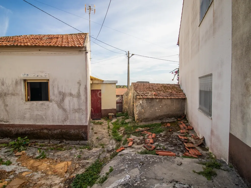 Casa típica portuguesa para remodelação a poucos minutos das praias da Figueira da Foz - Image 4